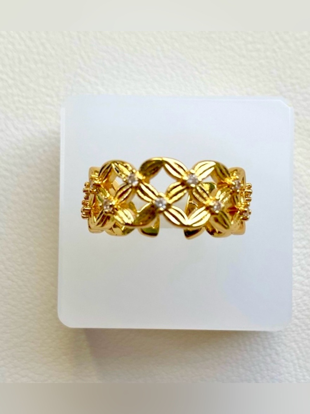 Elegant Gold Floral Ring